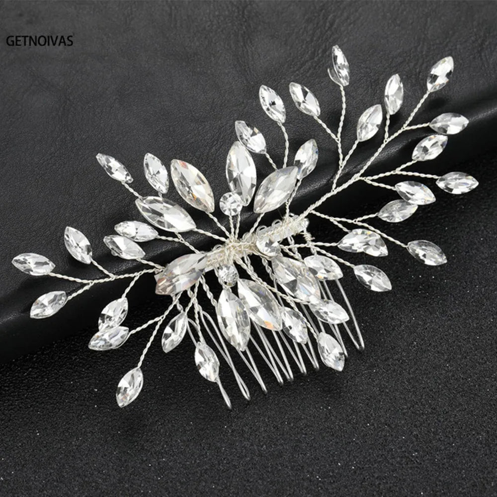 Peigne pour cheveux de mariée en cristal délicat avec des cristaux clairs scintillants, disposition en branche.