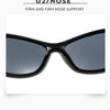 Schwarze Wrap-Around-Sonnenbrille mit Schmetterlingsdetail
