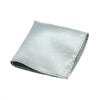 Gefaltetes silbernes Satin-Einstecktuch mit gestickter Kante.