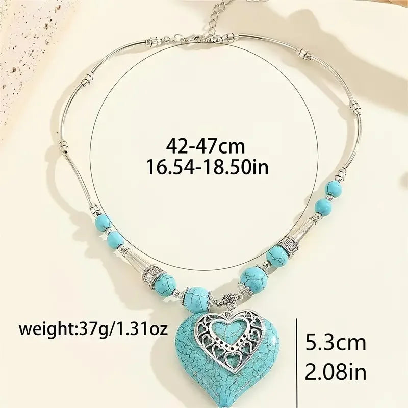 Collier de choké en chaîne argentée avec un grand pendentif rond et un charm en forme de cœur