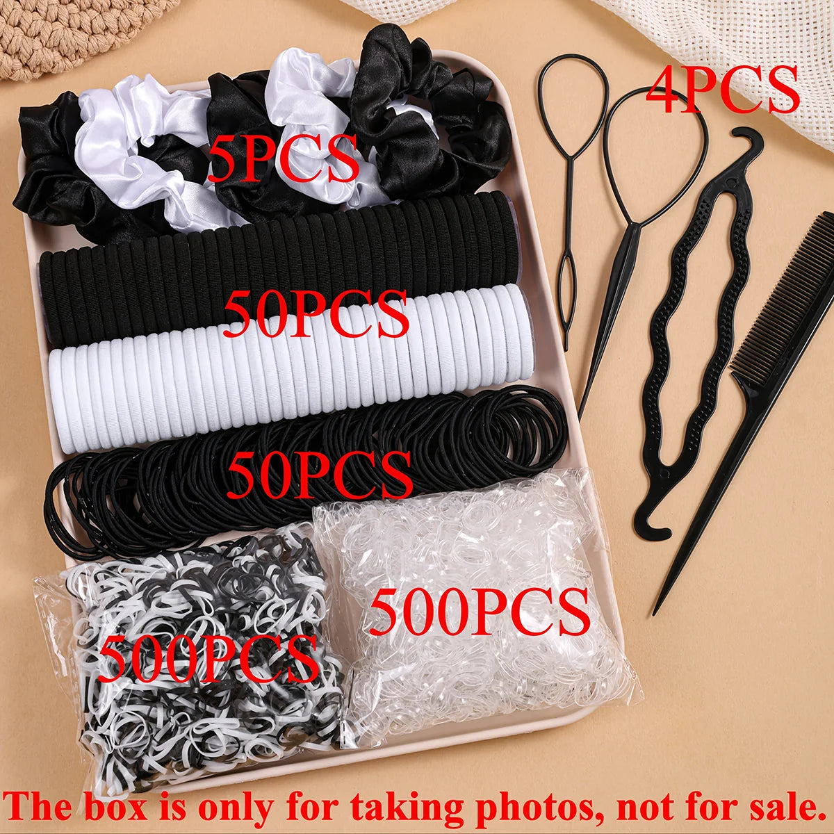 Une boîte contenant divers accessoires pour cheveux élastiques noir et blanc, comme des peignes, des pinces et des élastiques