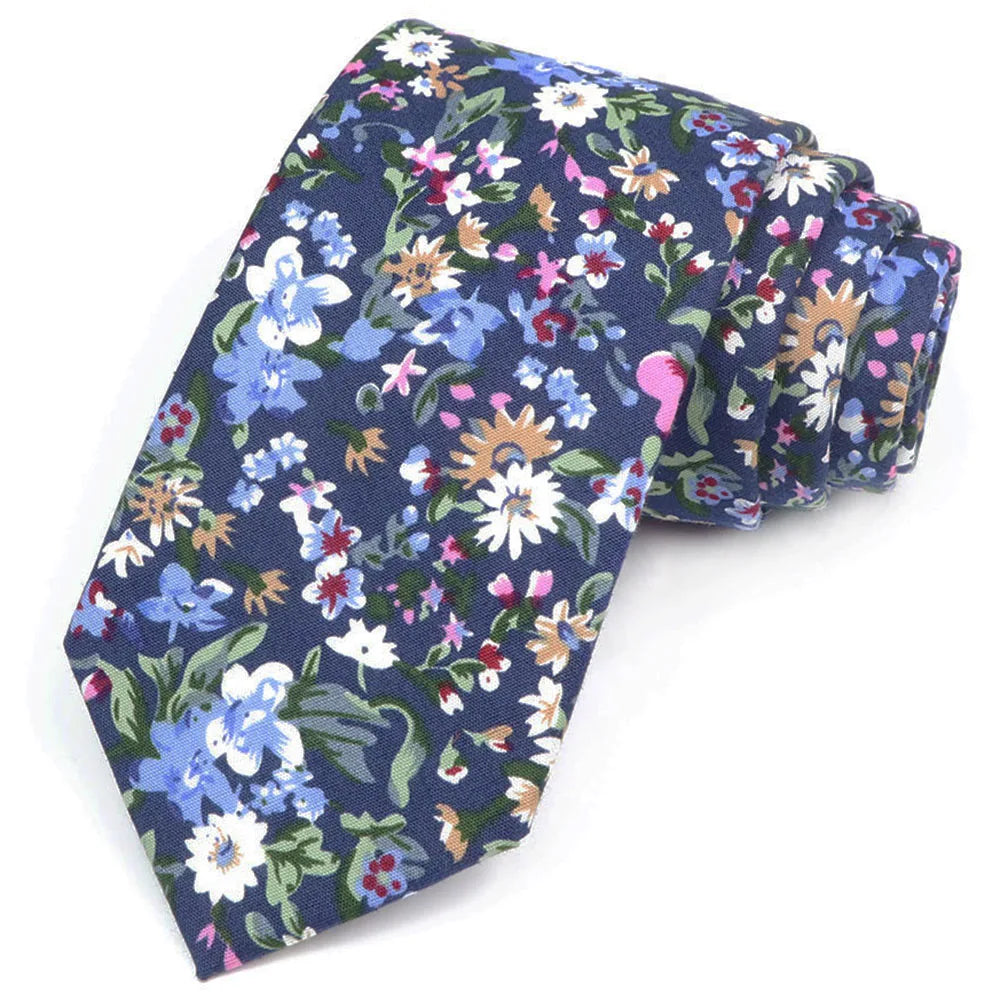 Cravate bleu marine avec un motif floral élégant aux tons de violet, rose et blanc.