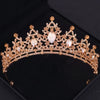 Couronne de diadème en cristal baroque doré, accessoires pour cheveux, présentée dans une boîte sombre.