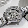 Reloj de pulsera elegante de cuarzo y diamante plateado para mujer con cristal brillante y correa blanca.