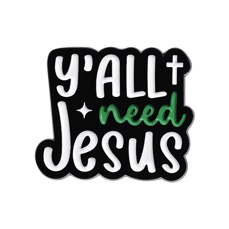 Broche émail noire avec texte blanc indiquant Y'ALL + need Jesus