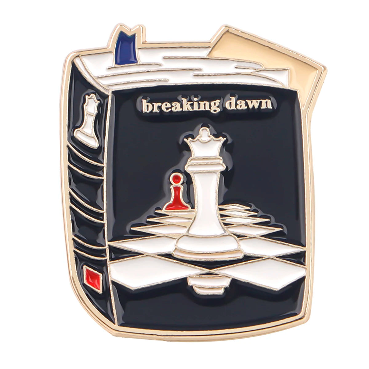 Broche émail couleur or représentant une silhouette de pièce d'échecs et les mots 'breaking dawn'.