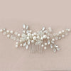 Une délicate couronne de cheveux pour mariage en cristal, ornée de perles et de cristaux clairs.