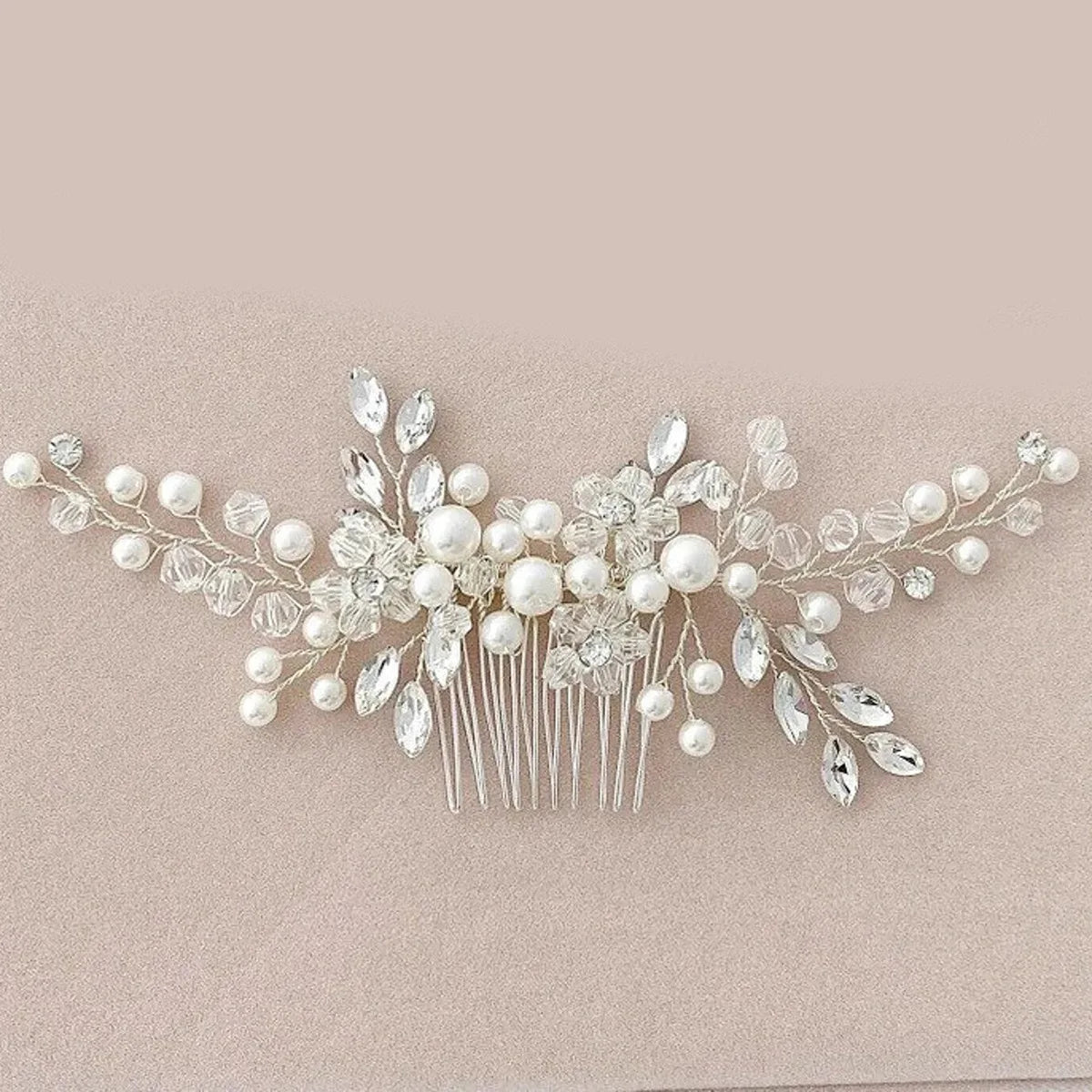 Une délicate couronne de cheveux pour mariage en cristal, ornée de perles et de cristaux clairs.