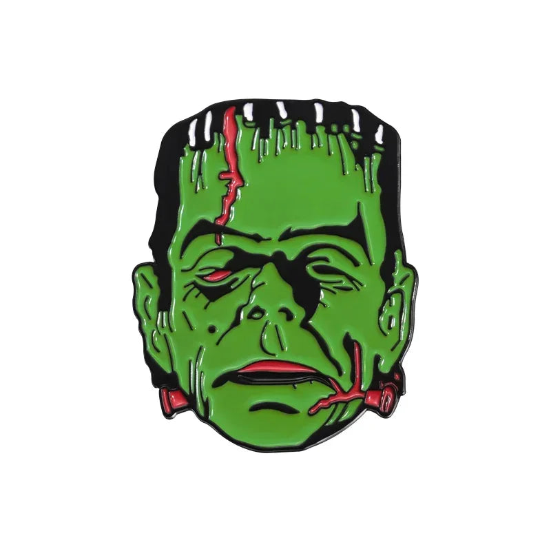 Grüne Emaille-Anstecknadel mit Horrorfigur, roten Markierungen und dunklen Schatten.