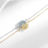 Nahaufnahme von verstellbaren Sonne- und Mond-Paar-Armbändern mit blauen und goldenen Edelsteinakzenten.