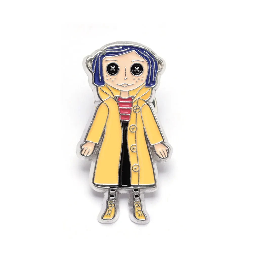 Broche émail représentant une fille anime stylisée aux cheveux bleus et vêtements jaunes.