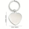 Llavero en forma de corazón plateado con un lazo y un colgador, mide 3 cm.
