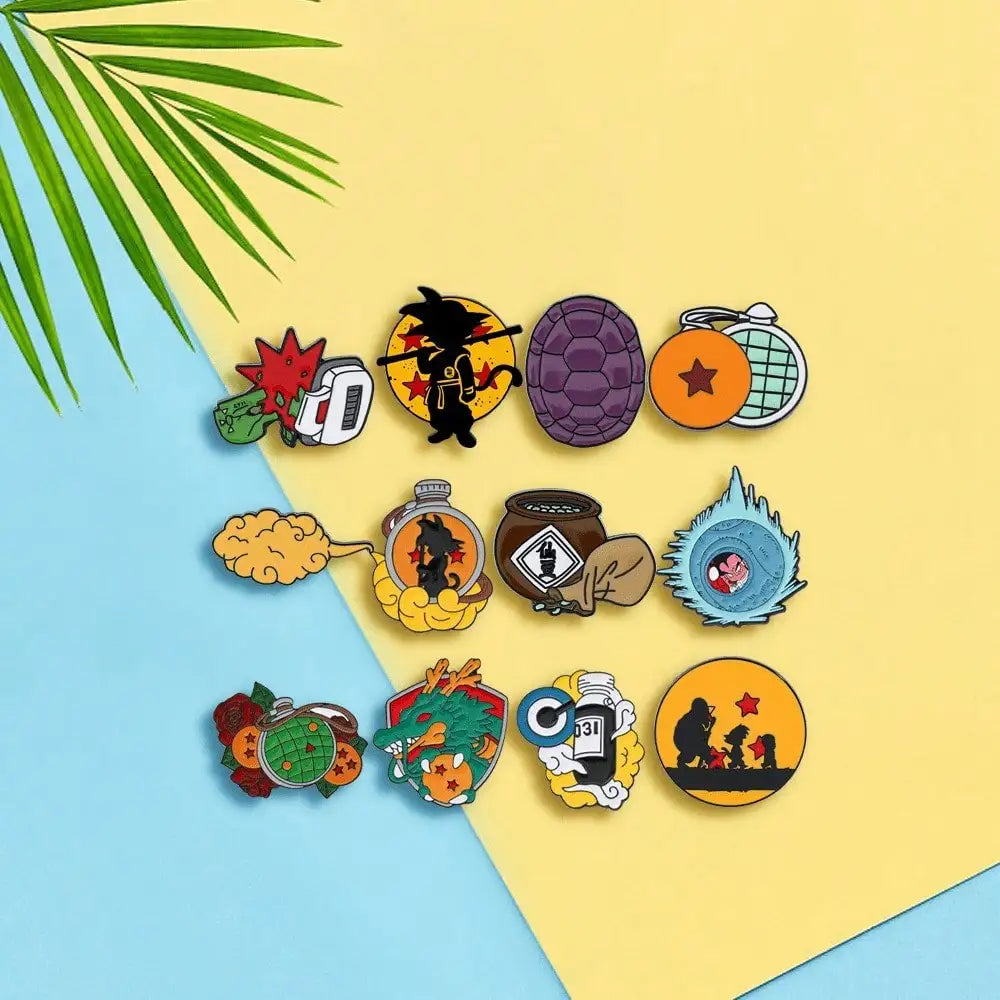 Eine Sammlung von 12 Emaille-Pins mit Charakteren aus der Son Goku Master Roshi-Zeichentrickserie vor einem hellgelben Hinter