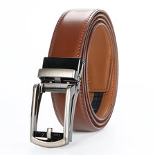 Ceinture à crin de cuir marron avec boucle argentée, vue de côté.