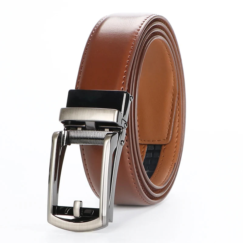 Ceinture à crin de cuir marron avec boucle argentée, vue de côté.
