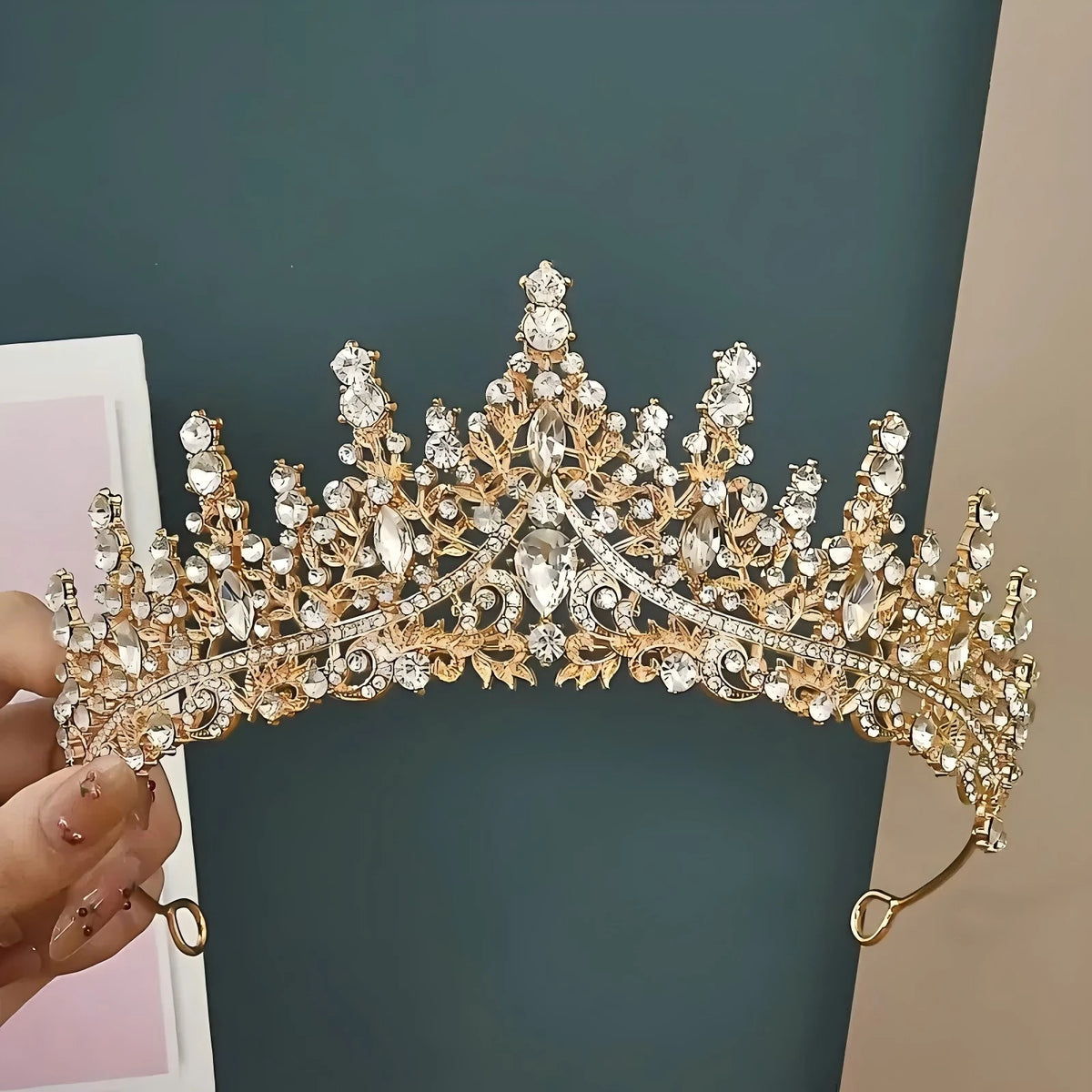 Tocado de novia elegante de tiara barroca dorada con intrincados detalles florales.
