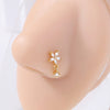 Gros plan d'un anneau de piercing en acier inoxydable en forme de L de couleur or sur une oreille humaine.