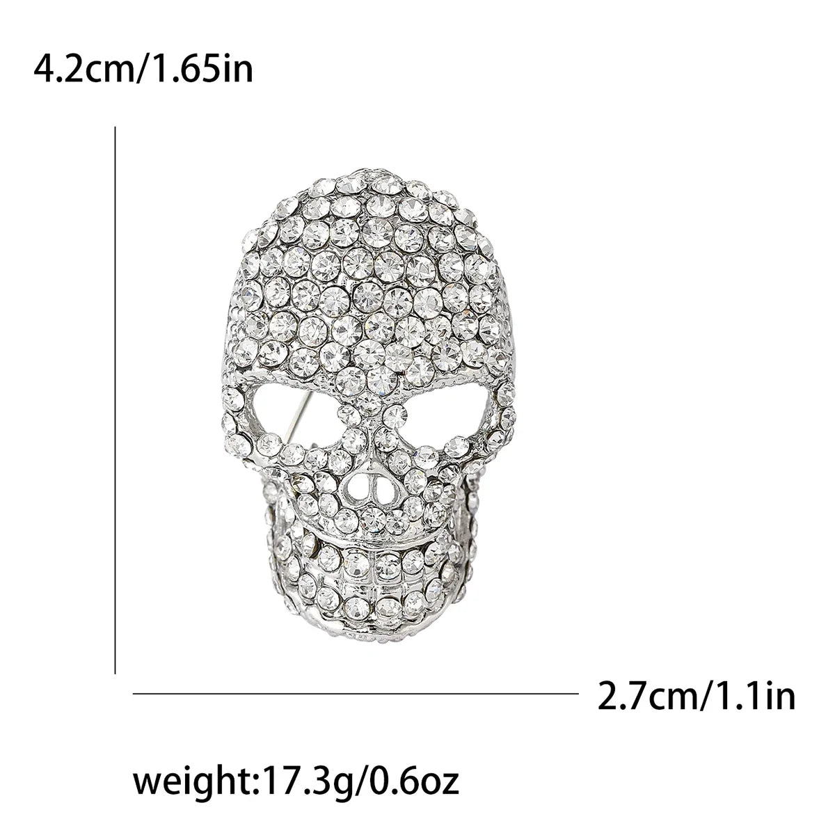 Broche de calavera de strass plateados con rasgos faciales detallados y forma redonda.