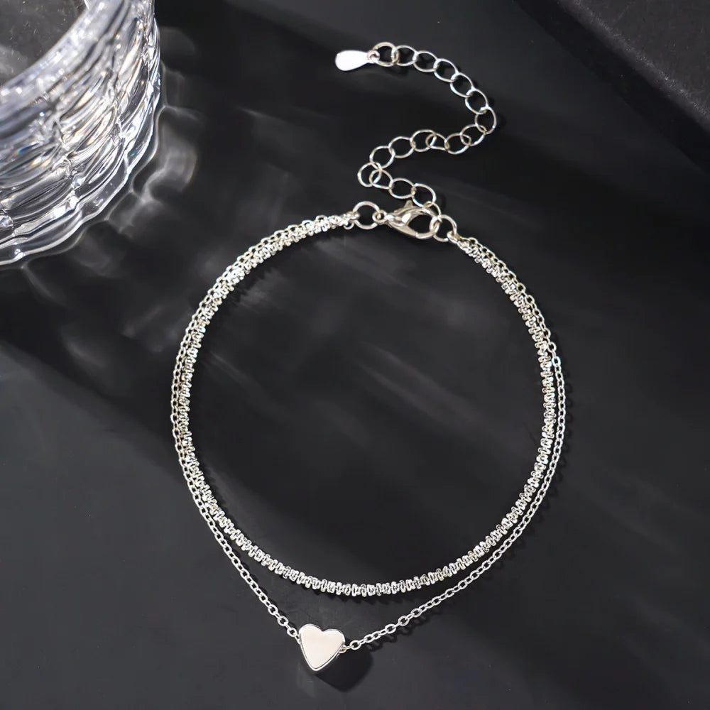 Sterling Silber Herzarmband, Zweischicht-Anklet, auf dunkler Oberfläche