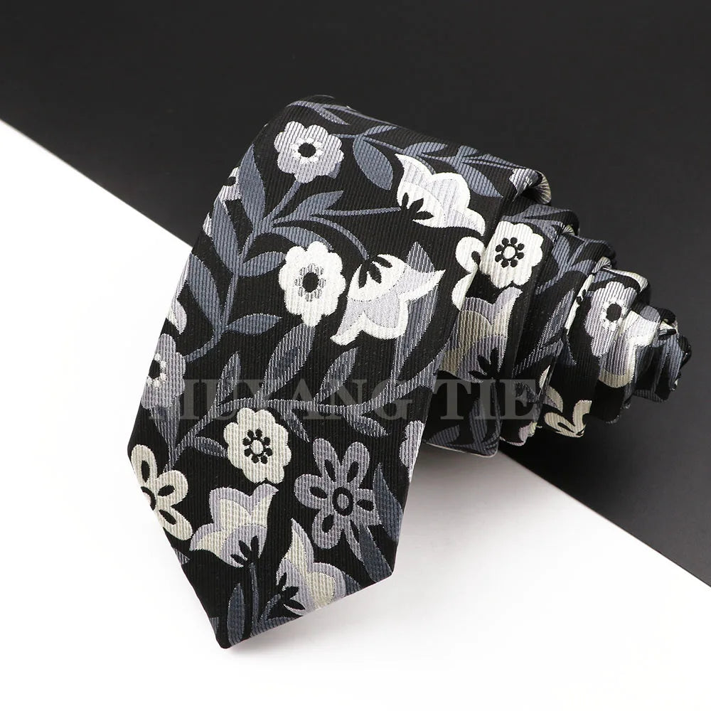 Schwarzes Herren-Krawatten mit Blumen- und Paisley-Muster, gefaltet zur Präsentation.