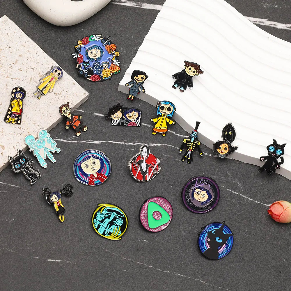 Collection de pins et épingles d'émail de personnages de films d'horreur animés, présentés sur une surface gris foncé.