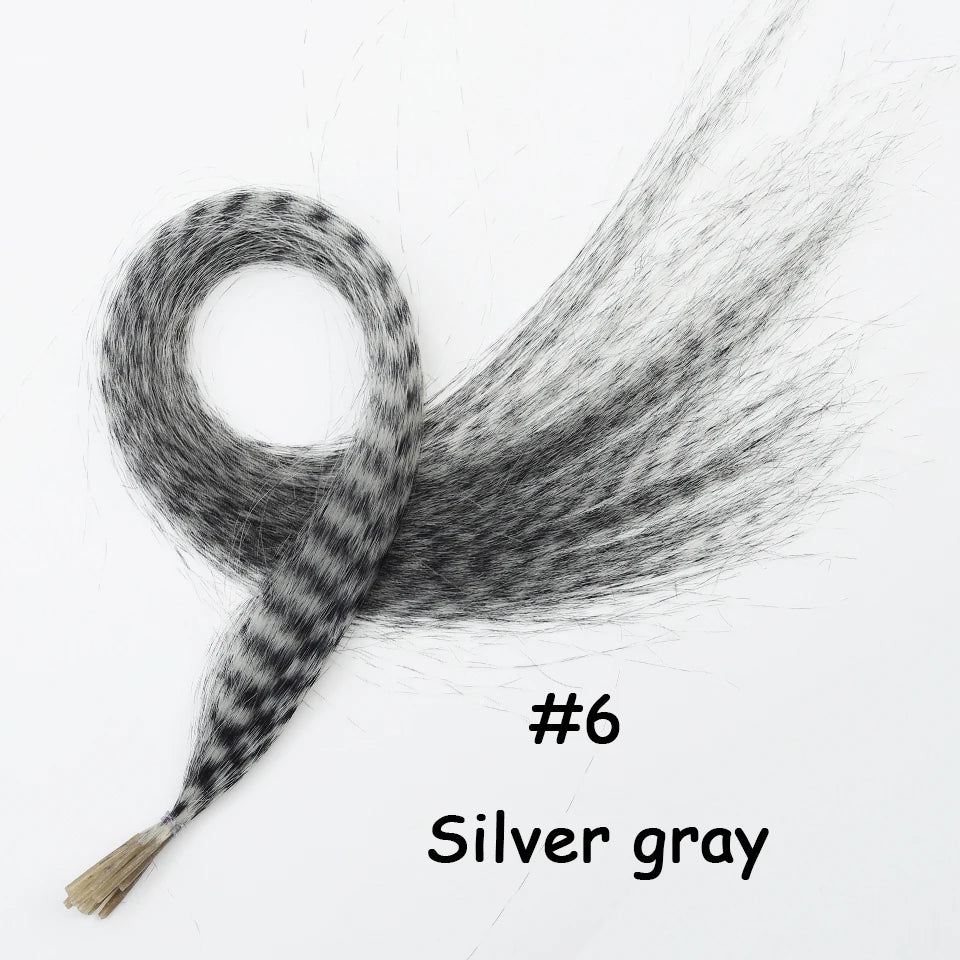 Un paquete de extensiones de cabello sintético plateado gris mostrado contra un fondo blanco.
