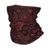 Un cuello de tela negra con un patrón paisley repetitivo en tonos rosa y rojo.