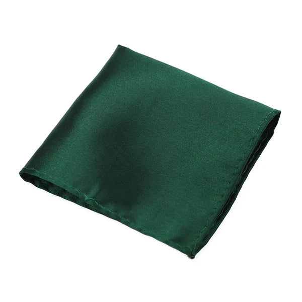 Dunkelgrüner Satin-Einstecktuch, ordentlich gefaltet.