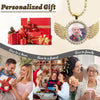 Regalo personalizado: collar con dije de cerdo divertido y alas de ángel, junto a regalos envueltos y personas
