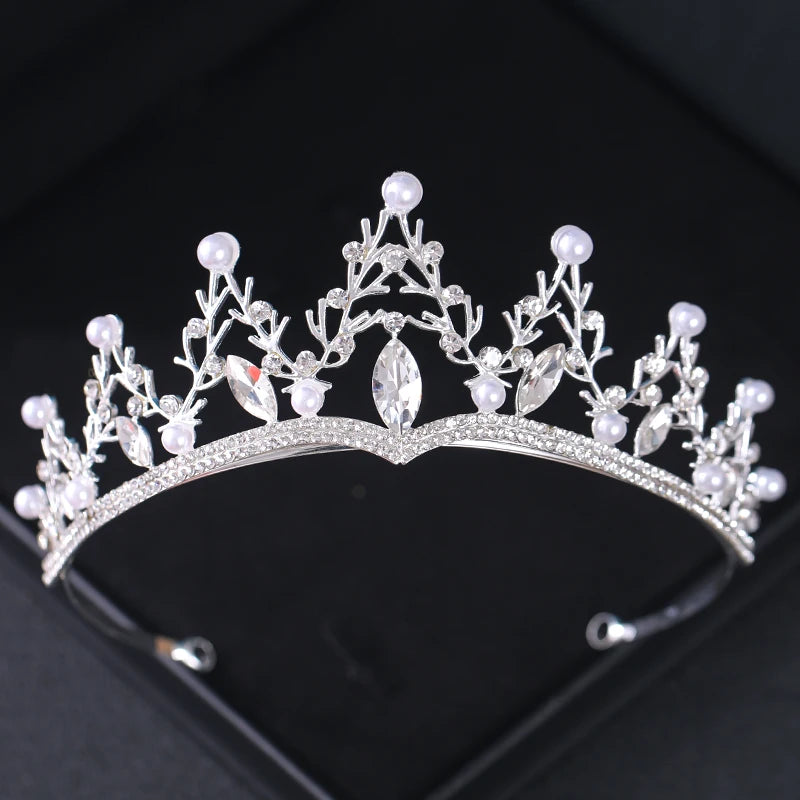 Couronne de cheveux en cristal argenté et strass avec des embellissements de perles