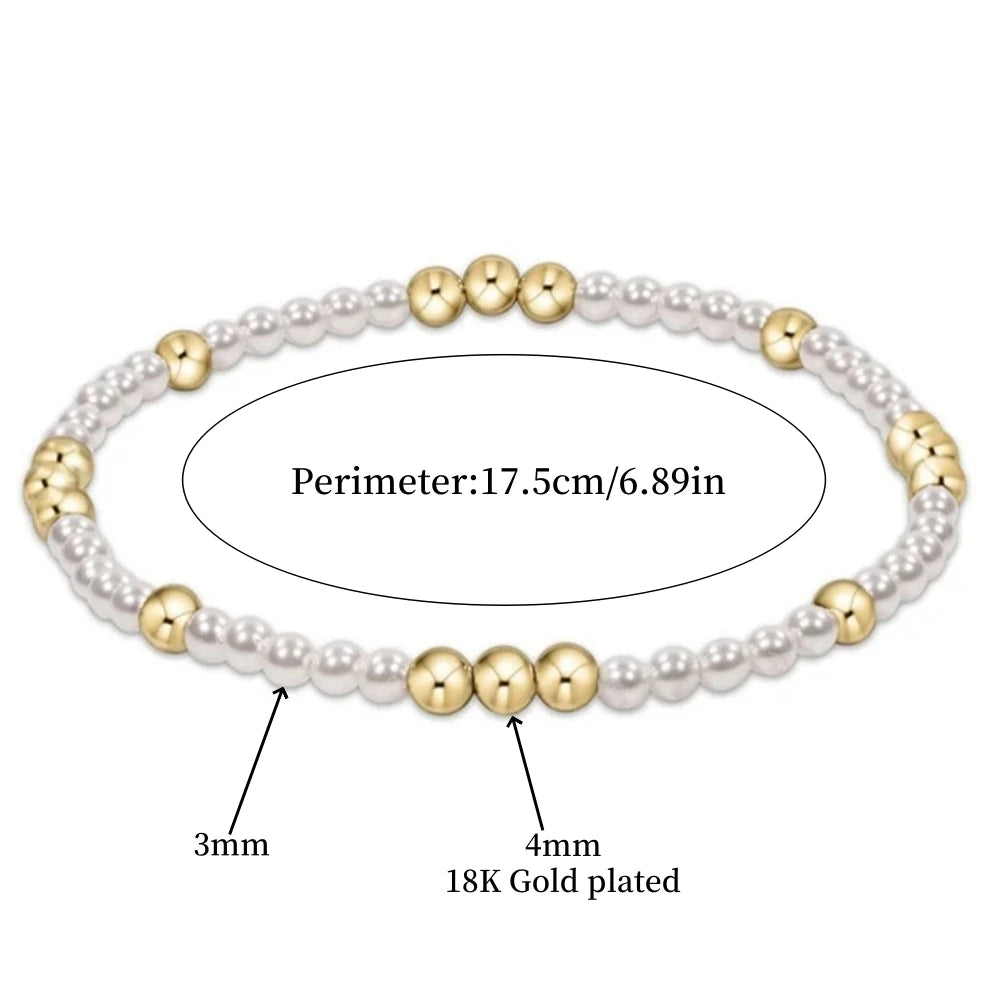 Une rangée de bracelets perlés de perles, montrant le périmètre de 17,5 cm et des perles dorées plaquées de 3 mm.