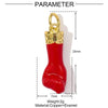 Un charm de chaussure rouge brillant en cuivre et émail avec une boucle dorée.