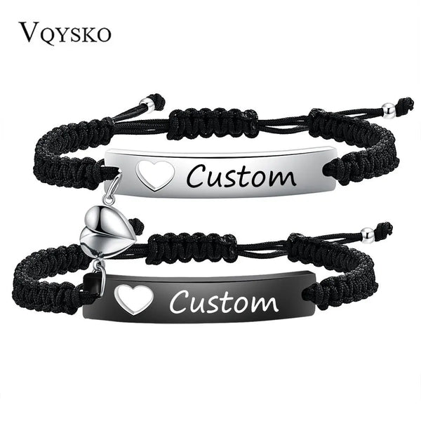 Un ensemble de bracelets pour couple en acier inoxydable personnalisés avec cordon noir et accents argentés.