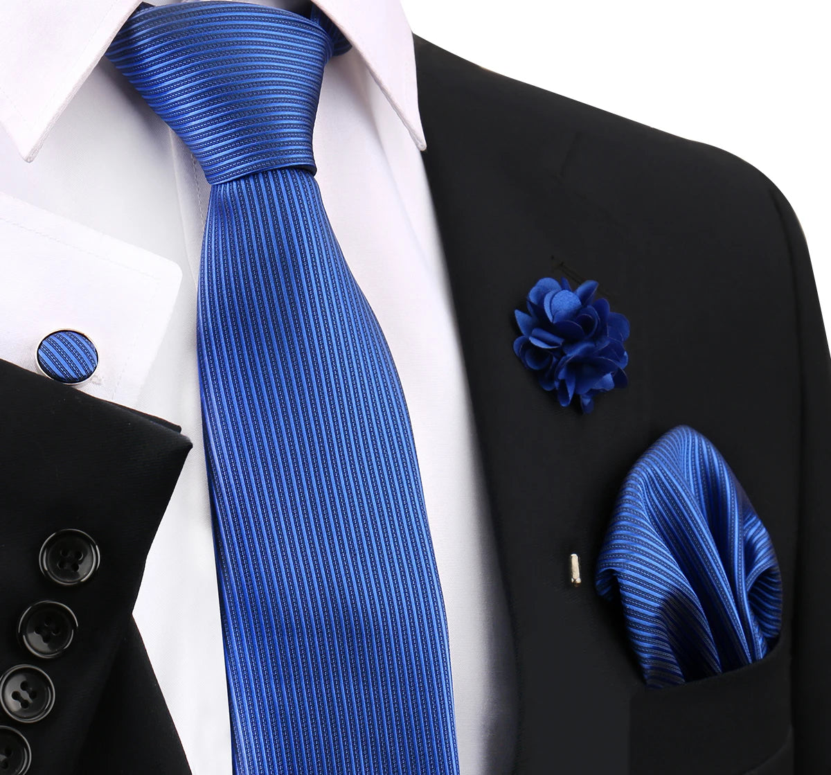 Bliese Krawatte und eine dunkelblaue florale Reversnadel auf einem schwarzen Sakko.