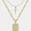 Collier en chaîne en or avec un pendentif croix et un pendentif lettre carrée