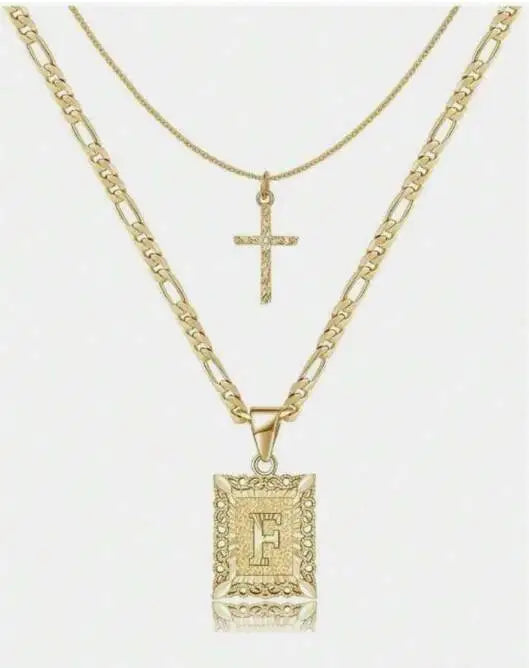 Collier en chaîne en or avec un pendentif croix et un pendentif lettre carrée