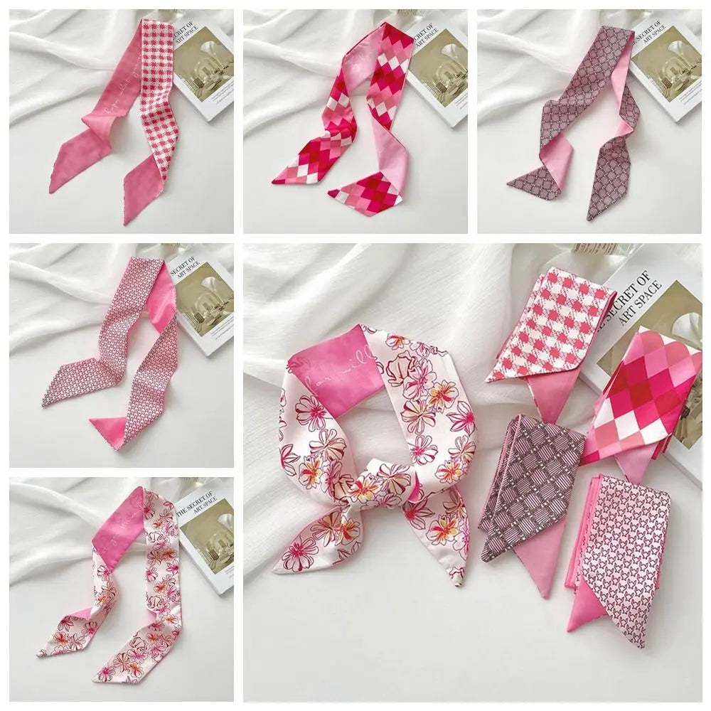 Varias bandas para el cabello y pañuelos de seda rosa en colores a cuadros, estampados y sólidos, exhibidos sobre tela blanca