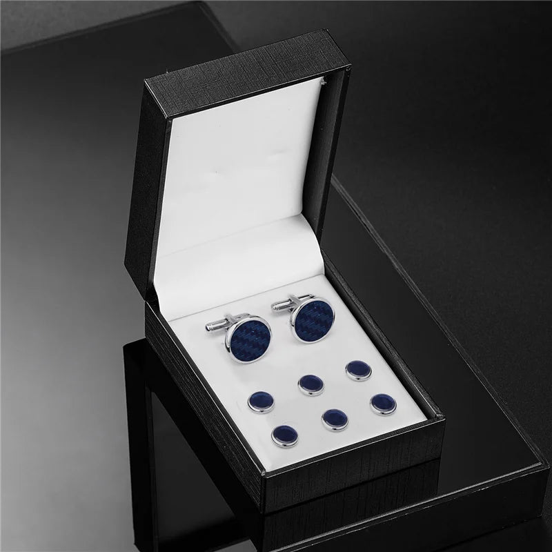 Boîte noire ouverte présentant un élégant ensemble de boutons de manchette et de pinces à cravate pour hommes sur un insert b