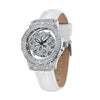 Montre de luxe en quartz blanche pour femme avec une lunette sertie de diamants et un bracelet en cuir tan.