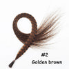 Extensiones de cabello sintético de pluma marrón dorado mostradas como un manojo suelto.