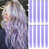 Une femme montre de longues extensions de cheveux synthétiques ondulés, lavande et argent