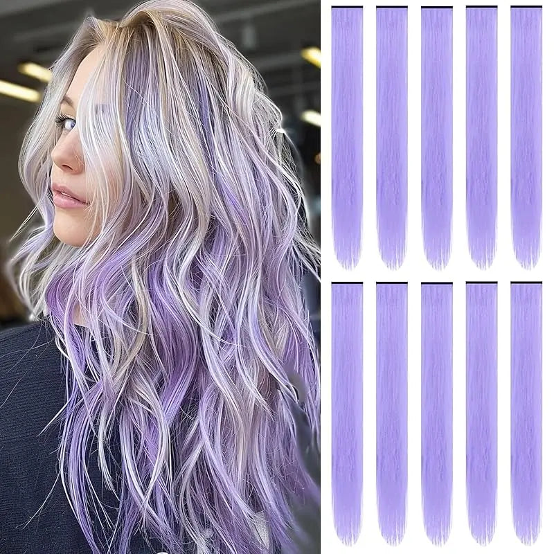 Une femme montre de longues extensions de cheveux synthétiques ondulés, lavande et argent