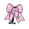 Pin de esmalte de estetoscopio con lazo rosa y cinta.