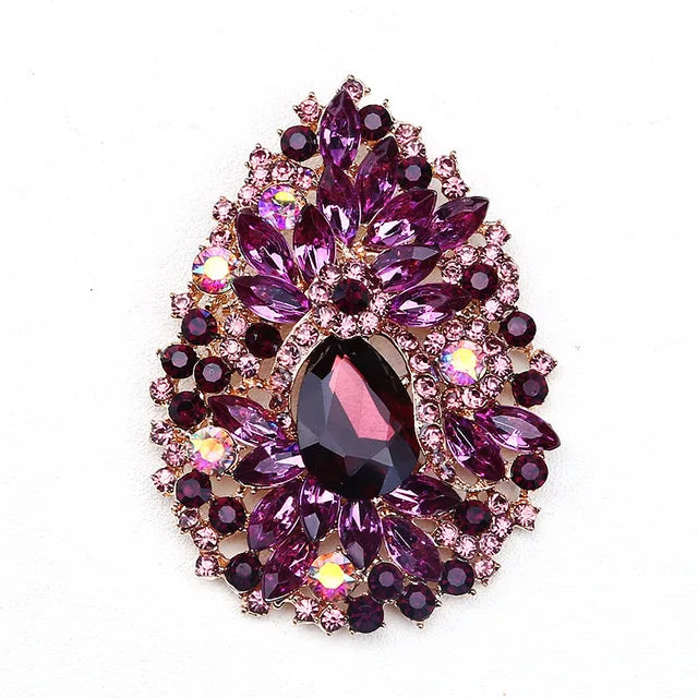 Broche florale en cristal élégante avec des gemmes violettes et magenta.
