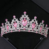 Couronne de diadème en cristal argenté avec des gemmes roses et une délicate filigrane.