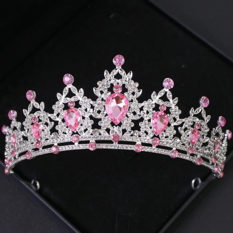 Couronne de diadème en cristal argenté avec des gemmes roses et une délicate filigrane.