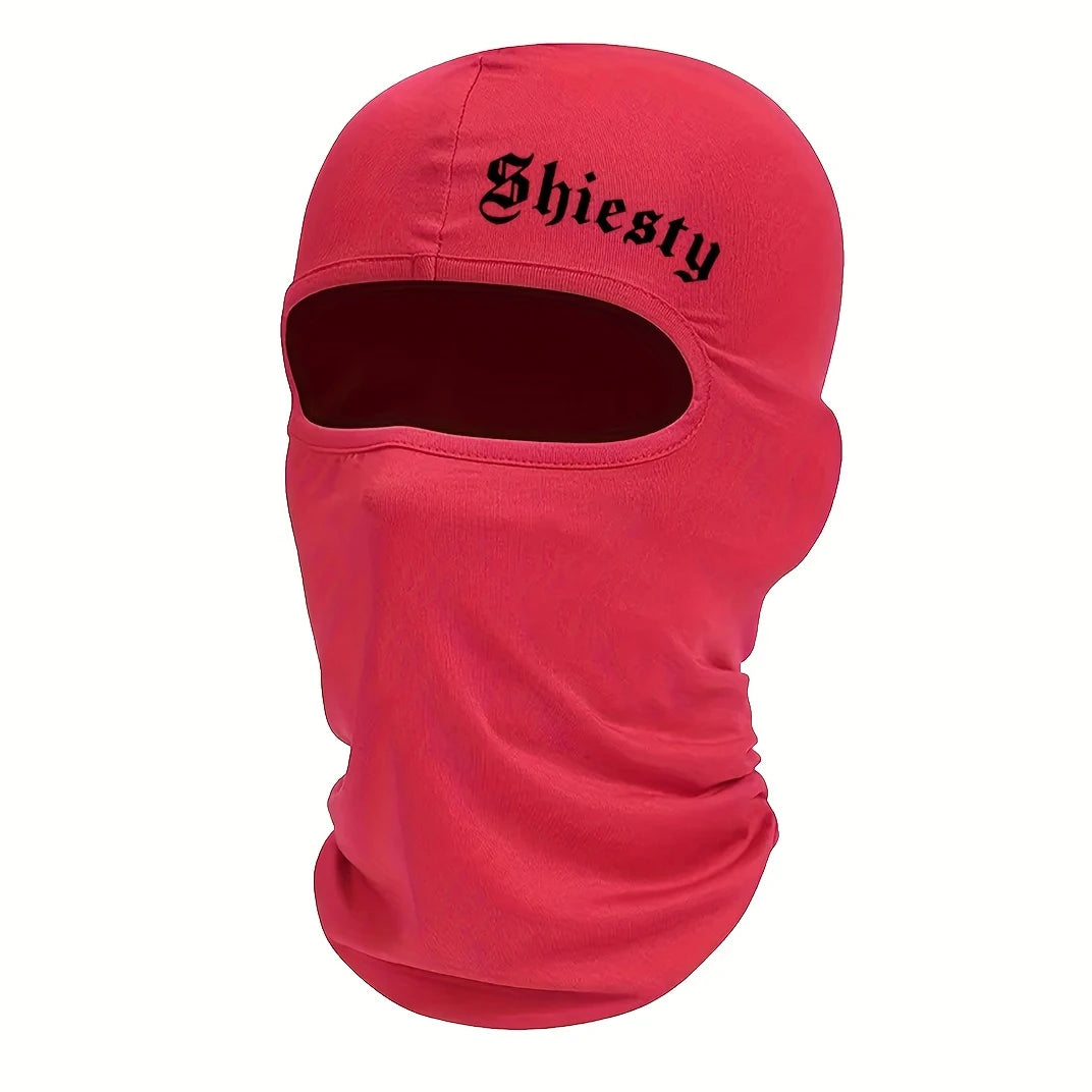 Una máscara balaclava roja brillante con el nombre Shisty impreso en texto negro en la frente.
