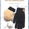Une paire de gants de ski noirs tricotés avec une doublure en polaire beige clair sur un fond blanc.