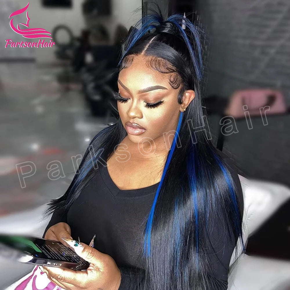 Una mujer con cabello largo, liso y azul oscuro mira un smartphone en un estudio.