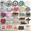 Collection de pins et badges épinglés avec des phrases et symboles chrétiens comme Jésus t'aime